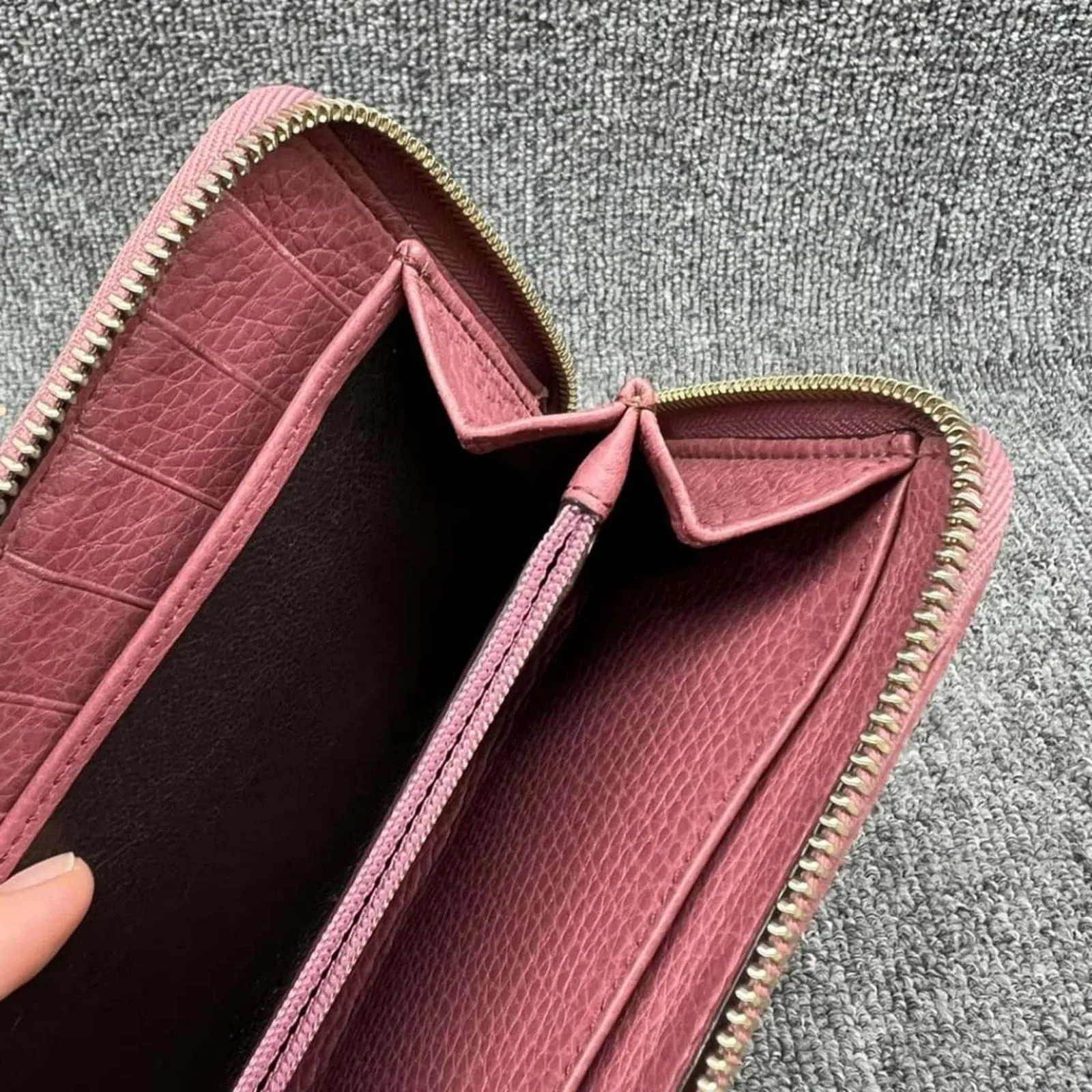 100% Authentic Gucci GG Leather Zippy Wallet
