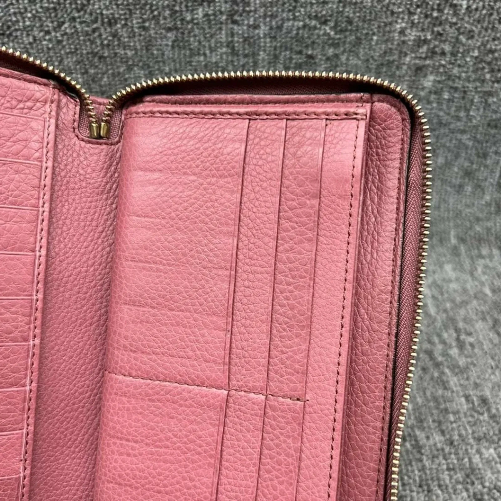 100% Authentic Gucci GG Leather Zippy Wallet