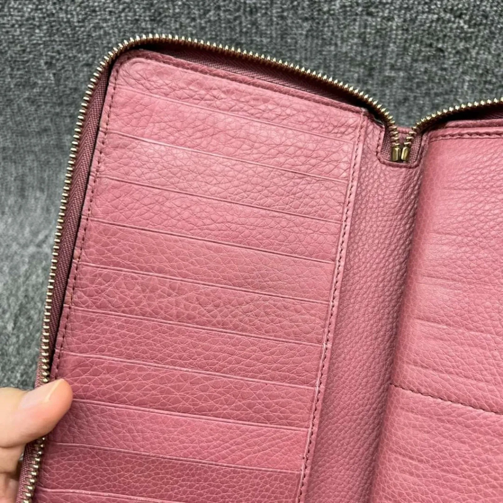 100% Authentic Gucci GG Leather Zippy Wallet