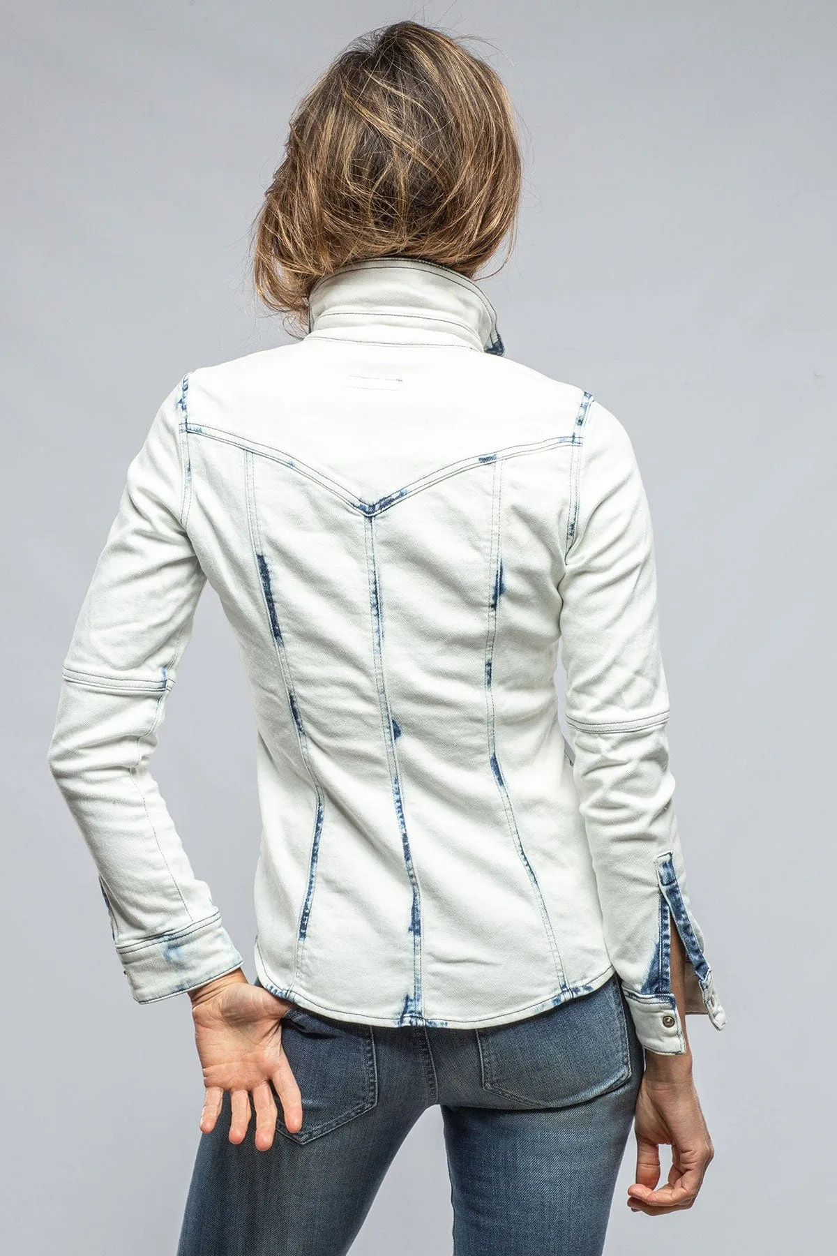 Maddi Fitted Western Snap Shirt In White Over Dye