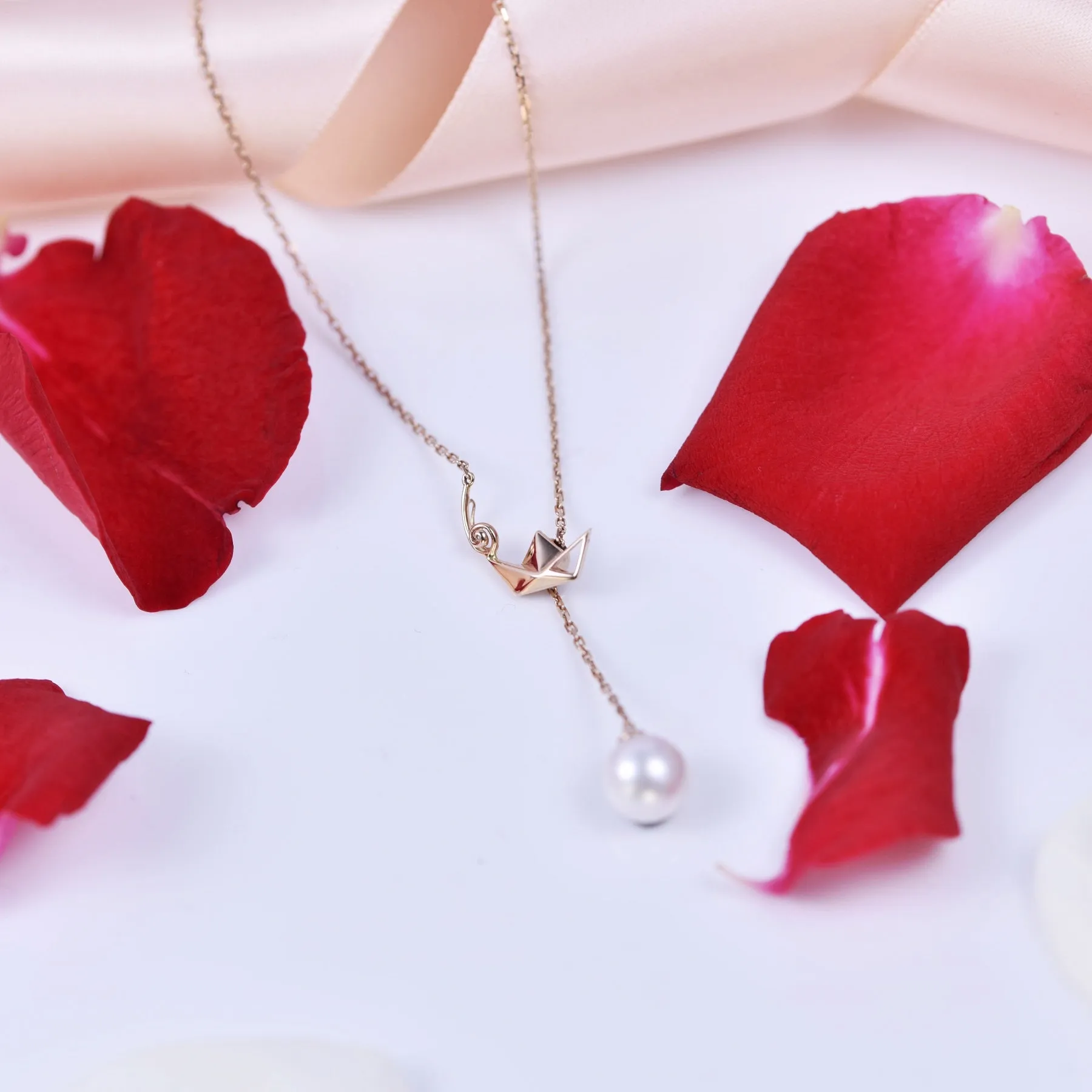 "Origaminx Boat" 18K gold and Akoya pearl, origami-shaped necklace