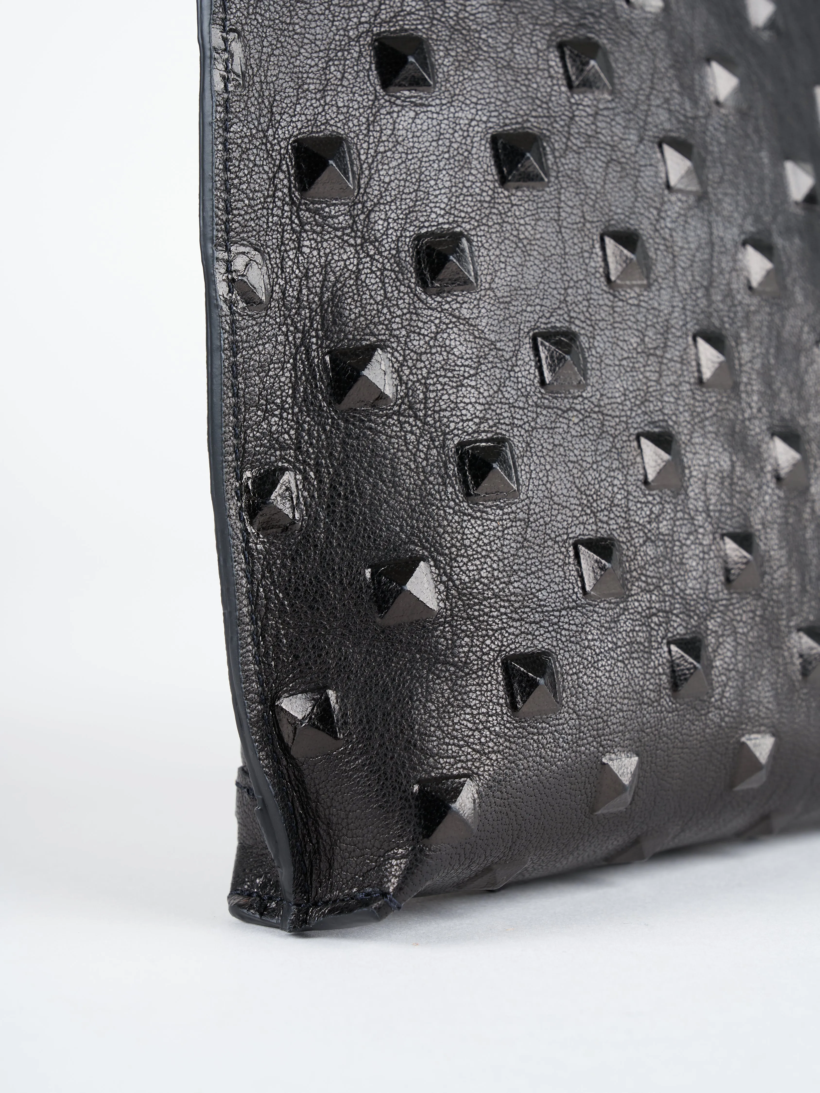 strappy pouch - black stud