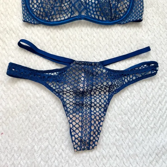 Victorias Secret Very Sexy 2 Pc Set Unlined Fishnet Lace Halter Bra 32C Thong S