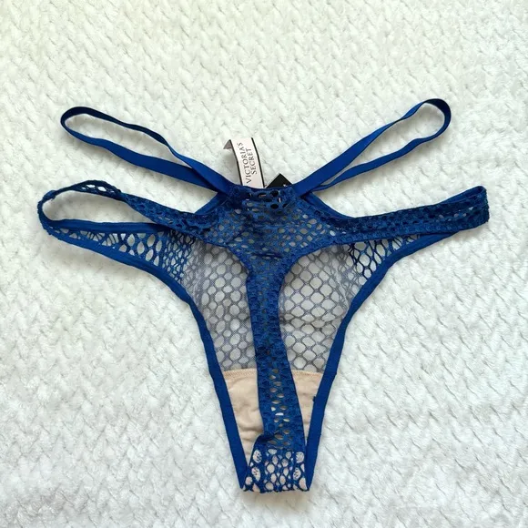Victorias Secret Very Sexy 2 Pc Set Unlined Fishnet Lace Halter Bra 32C Thong S